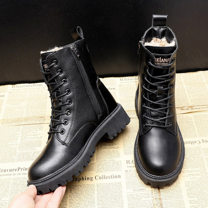 Schwarze Damenlederstiefel mit elegantem Design und rutschfester Sohle, bieten stilvollen Komfort für den Winter.