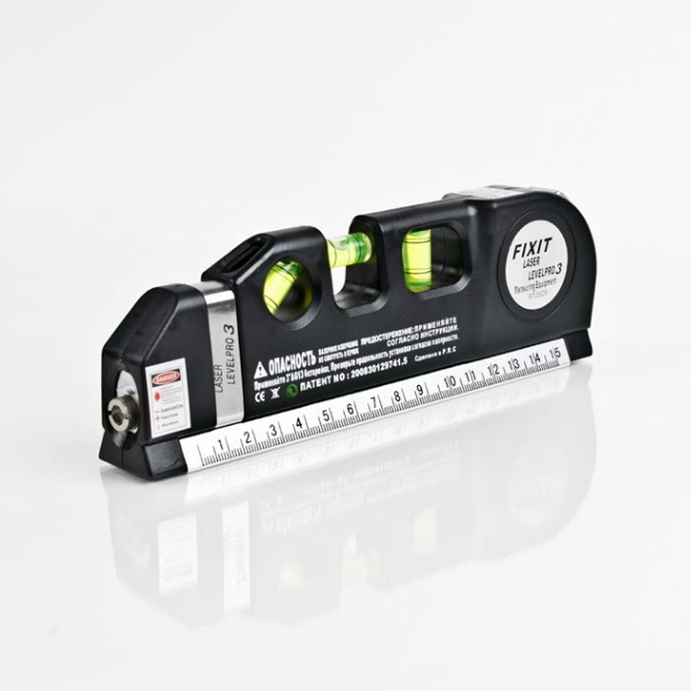 "Schwarze multifunktionale Laser-Wasserwaage mit Maßband, Blasenlibelle und Laserstrahl auf Holzhintergrund."