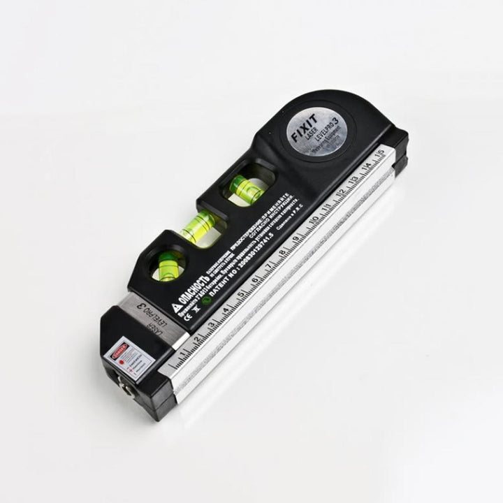 "Schwarze multifunktionale Laser-Wasserwaage mit Maßband, Blasenlibelle und Laserstrahl auf Holzhintergrund."