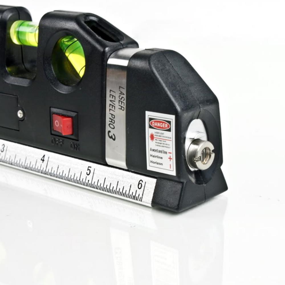 "Schwarze multifunktionale Laser-Wasserwaage mit Maßband, Blasenlibelle und Laserstrahl auf Holzhintergrund."