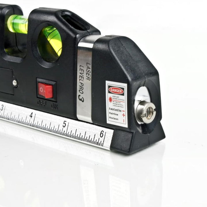 "Schwarze multifunktionale Laser-Wasserwaage mit Maßband, Blasenlibelle und Laserstrahl auf Holzhintergrund."