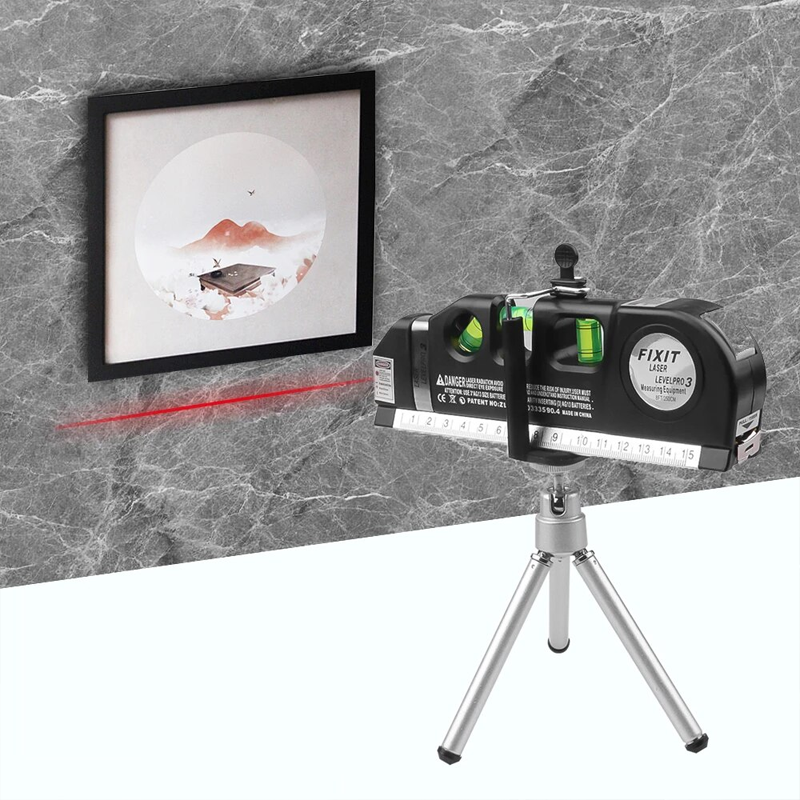 "Schwarze multifunktionale Laser-Wasserwaage mit Maßband, Blasenlibelle und Laserstrahl auf Holzhintergrund."
