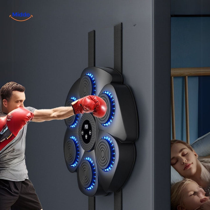 Schwarze Smart-Boxmaschine mit roten Handschuhen und Sensoren, ideal für interaktives Boxtraining zuhause.