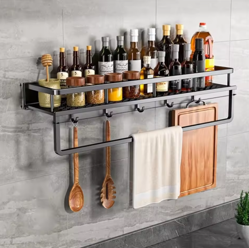 "Schwarzes Küchenregal mit Handtuchhalter, platzsparend, modernes Design, robustes Metall, ideal für Gewürze und Utensilien."
