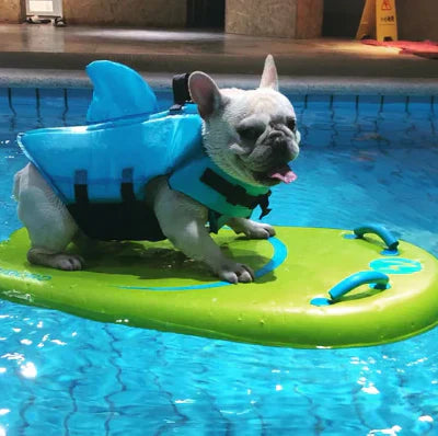 "Schwimmweste für Hunde mit verstellbaren Gurten und stilvoller Hai-Flosse für maximale Sicherheit und Spaß im Wasser."