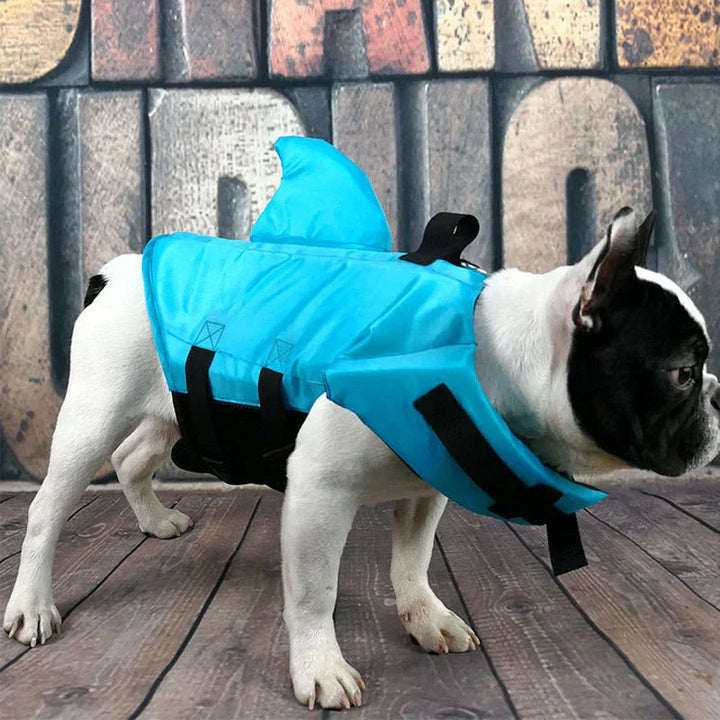 "Schwimmweste für Hunde mit verstellbaren Gurten und stilvoller Hai-Flosse für maximale Sicherheit und Spaß im Wasser."