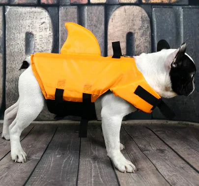 "Schwimmweste für Hunde mit verstellbaren Gurten und stilvoller Hai-Flosse für maximale Sicherheit und Spaß im Wasser."