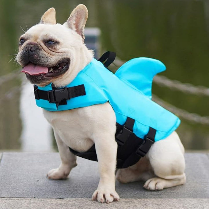 "Schwimmweste für Hunde mit verstellbaren Gurten und stilvoller Hai-Flosse für maximale Sicherheit und Spaß im Wasser."
