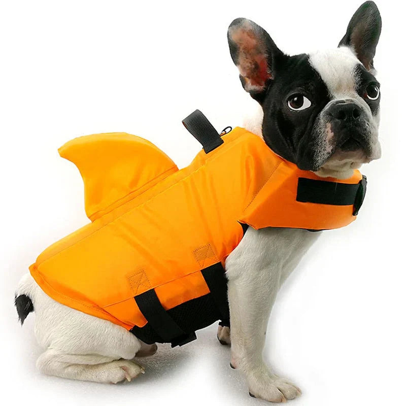 "Schwimmweste für Hunde mit verstellbaren Gurten und stilvoller Hai-Flosse für maximale Sicherheit und Spaß im Wasser."