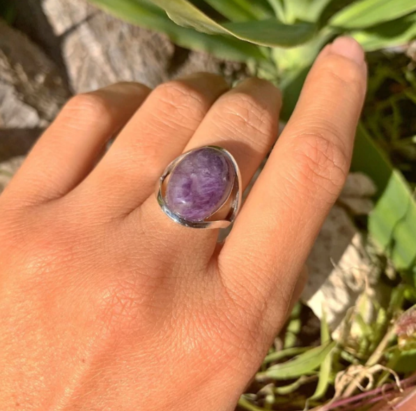 Silberring mit tiefviolettem Amethyst, verstellbar, auf Hand, spiritueller Schmuck, 925er Sterlingsilber, beruhigende Wirkung