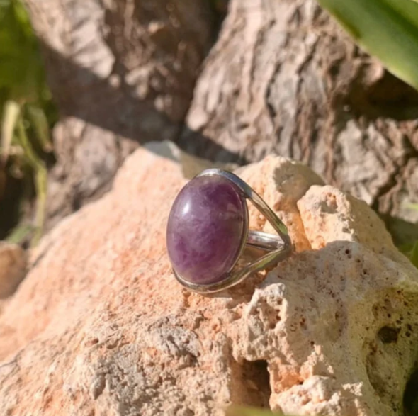 Silberring mit tiefviolettem Amethyst, verstellbar, auf Hand, spiritueller Schmuck, 925er Sterlingsilber, beruhigende Wirkung
