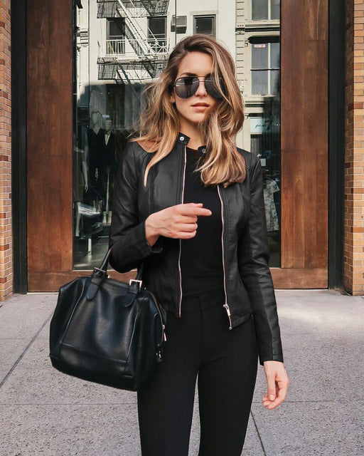 Slim Fit Damen Lederjacke aus Echtleder in Schwarz, zeitlos elegant, mit Reißverschluss, ideal für moderne Outfits.