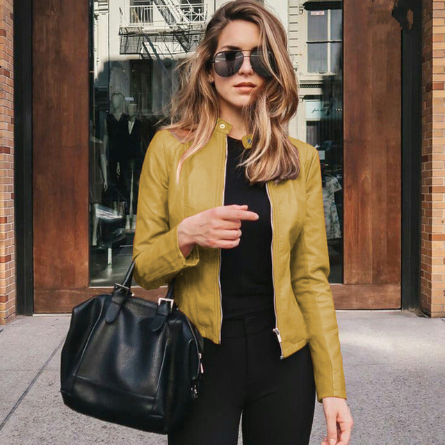 Slim Fit Damen Lederjacke aus Echtleder in Schwarz, zeitlos elegant, mit Reißverschluss, ideal für moderne Outfits.