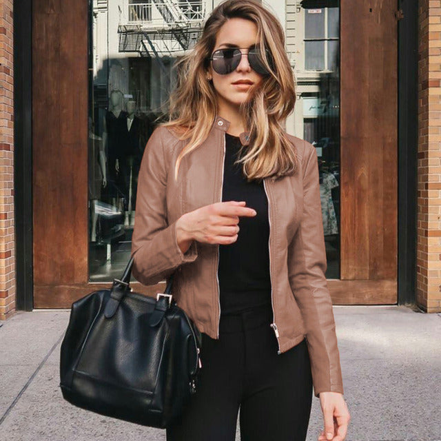 Slim Fit Damen Lederjacke aus Echtleder in Schwarz, zeitlos elegant, mit Reißverschluss, ideal für moderne Outfits.