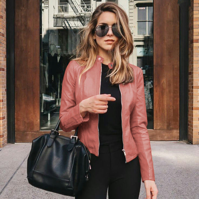Slim Fit Damen Lederjacke aus Echtleder in Schwarz, zeitlos elegant, mit Reißverschluss, ideal für moderne Outfits.
