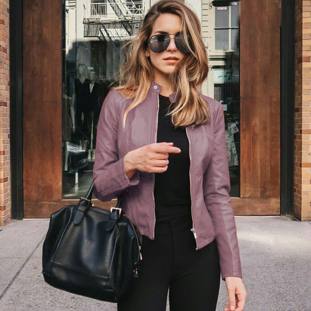 Slim Fit Damen Lederjacke aus Echtleder in Schwarz, zeitlos elegant, mit Reißverschluss, ideal für moderne Outfits.