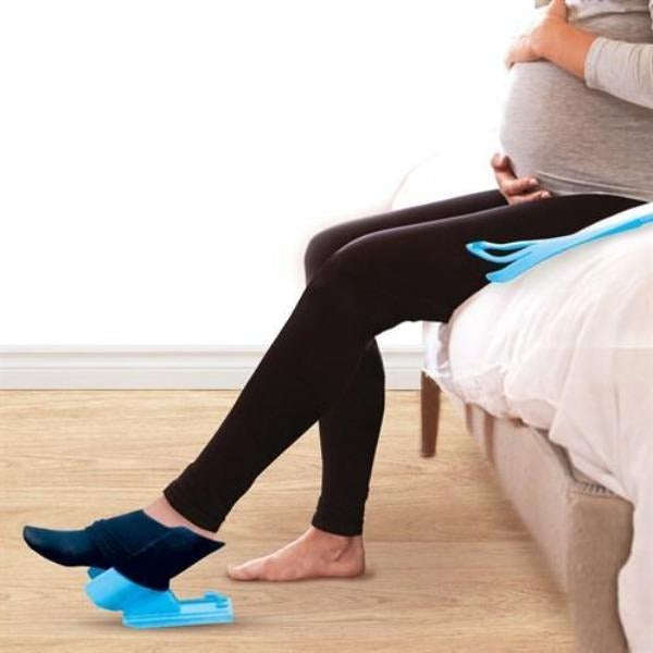 "Sockenanziehhilfe EasySock in Verwendung, erleichtert Sockenanziehen ohne Bücken, ideal für eingeschränkte Mobilität."