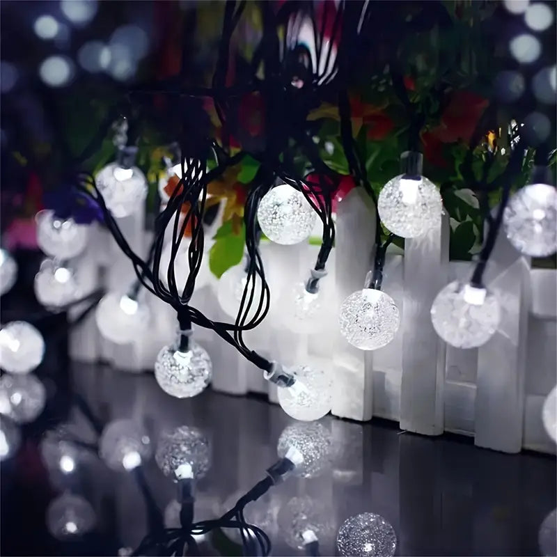 "Solar Gartenlichterkette in Blumenform, wetterfest, elegantes Ambiente, ideal für Gartenpartys und Outdoor-Nutzung."