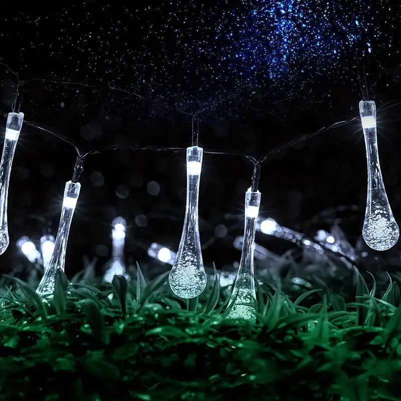 "Solar Gartenlichterkette in Blumenform, wetterfest, elegantes Ambiente, ideal für Gartenpartys und Outdoor-Nutzung."