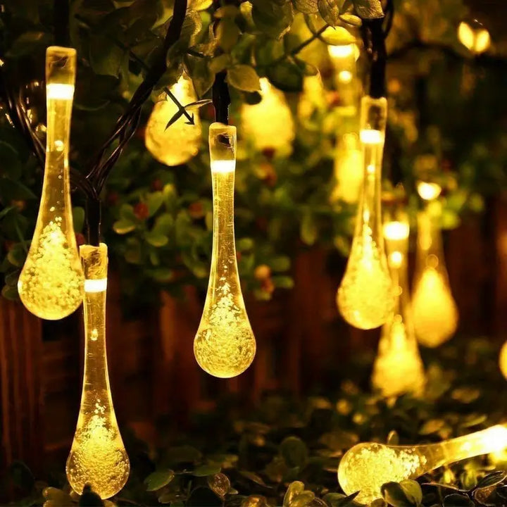 "Solar Gartenlichterkette in Blumenform, wetterfest, elegantes Ambiente, ideal für Gartenpartys und Outdoor-Nutzung."