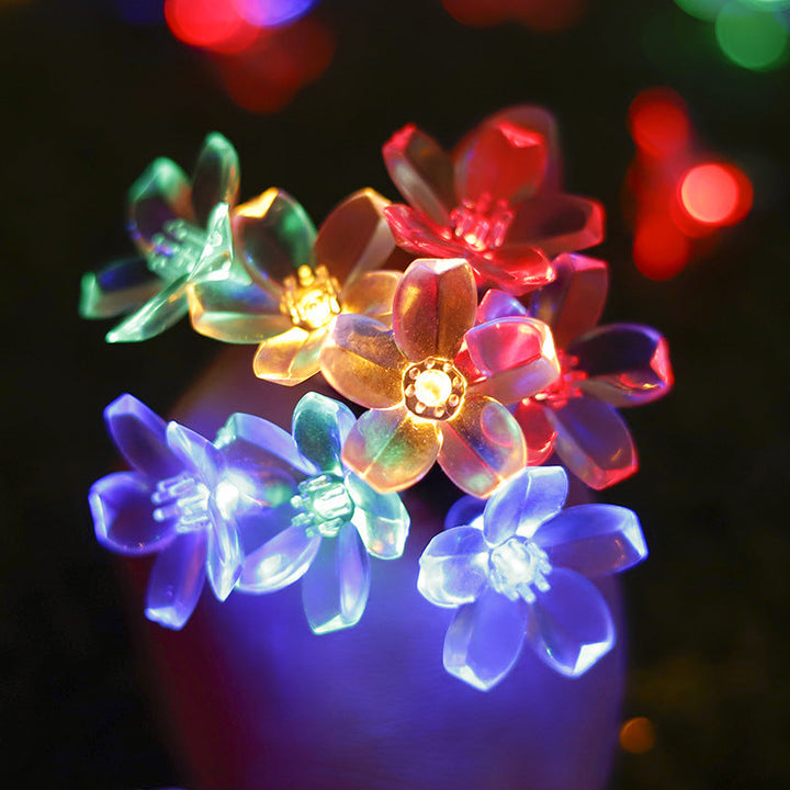"Solar Gartenlichterkette in Blumenform, wetterfest, elegantes Ambiente, ideal für Gartenpartys und Outdoor-Nutzung."