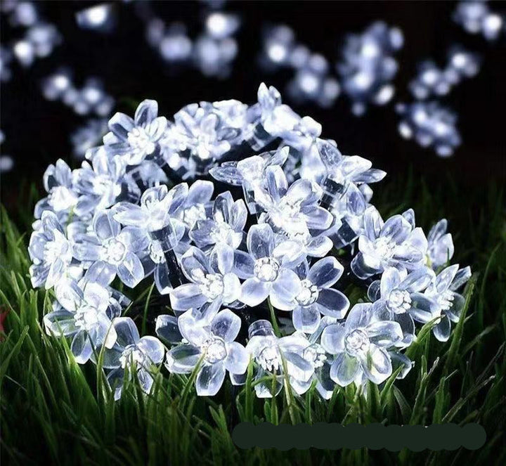 "Solar Gartenlichterkette in Blumenform, wetterfest, elegantes Ambiente, ideal für Gartenpartys und Outdoor-Nutzung."