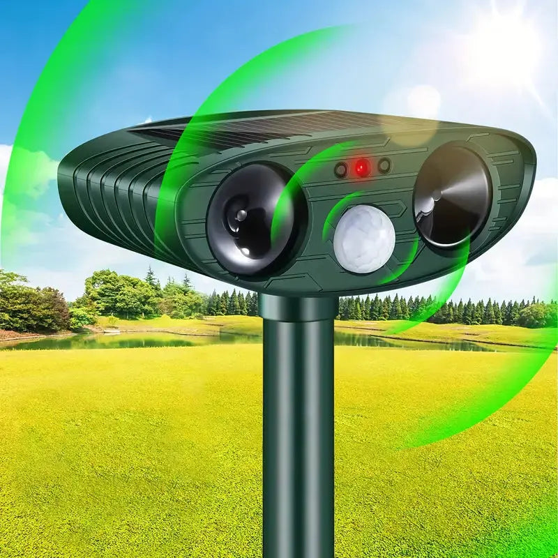"Solarbetriebener Tiervertreiber, wetterfest, grün, mit Solarmodul und LED-Blitzlicht, ideal für Garten. Nachhaltige Tierabwe