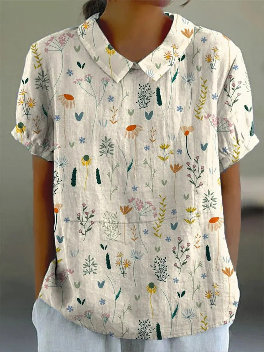 "Sommerbluse mit Wildblumenmuster, pastellfarben, locker geschnitten, ideal für warme Tage; Damenmode, stilvoll und bequem."