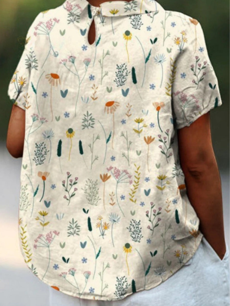 "Sommerbluse mit Wildblumenmuster, pastellfarben, locker geschnitten, ideal für warme Tage; Damenmode, stilvoll und bequem."