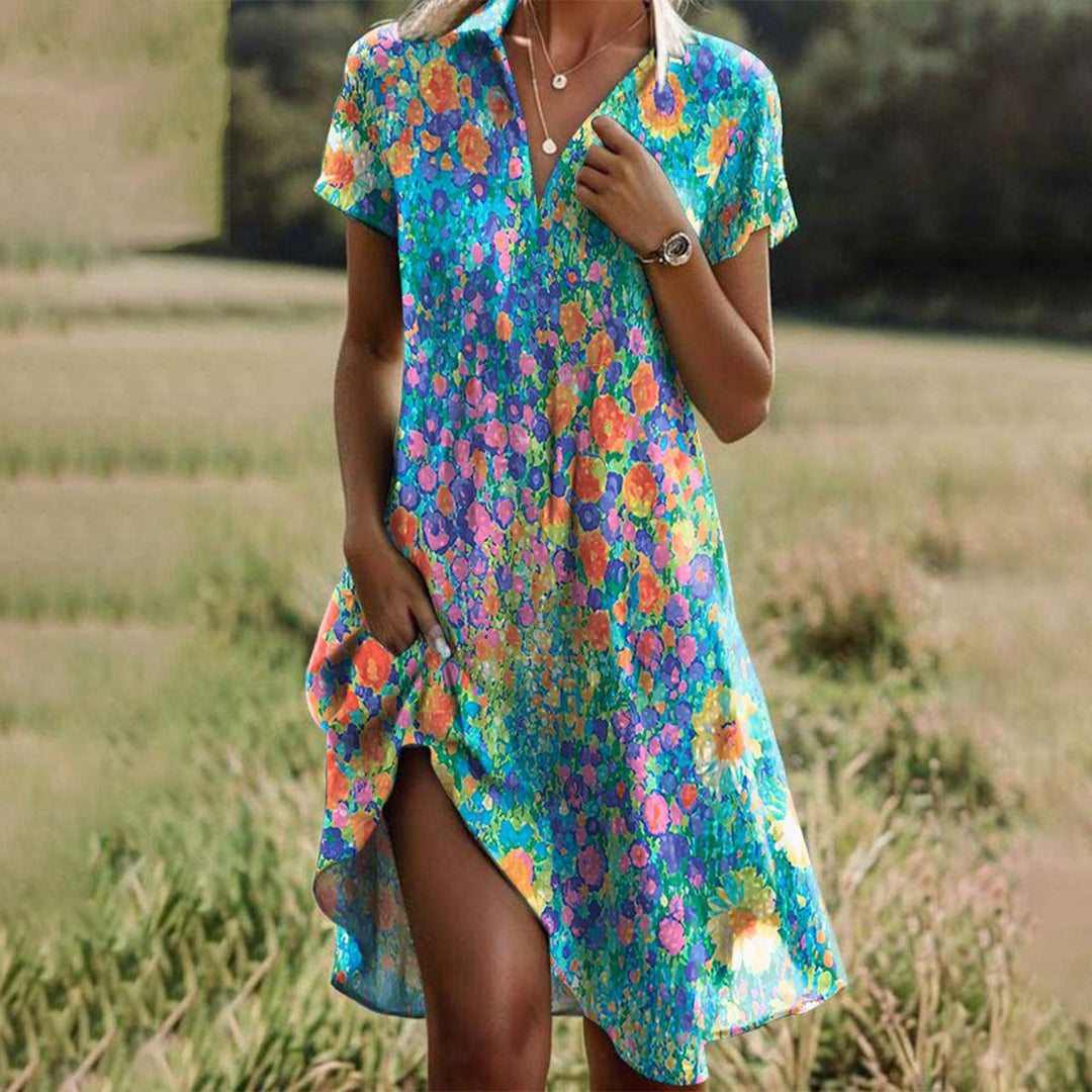 "Sommerkleid aus atmungsaktivem Stoff, vorne Sicht, mit elegantem Muster und klassischem Schnitt, ideal für heiße Tage."