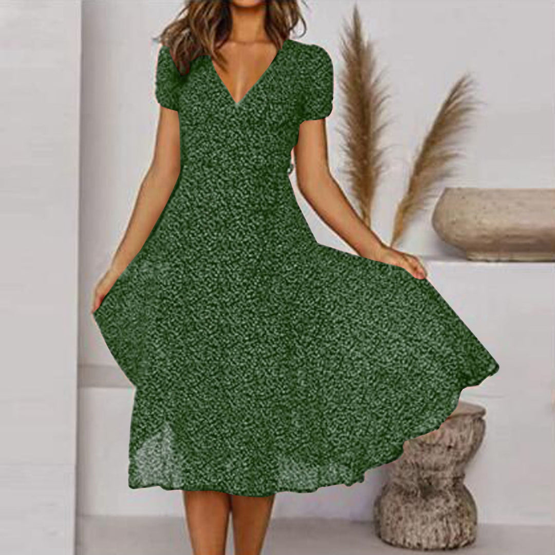 Sommerkleid mit Blumendruck, A-Linie, V-Ausschnitt, elegant, leicht und atmungsaktiv für sonnige Tage.