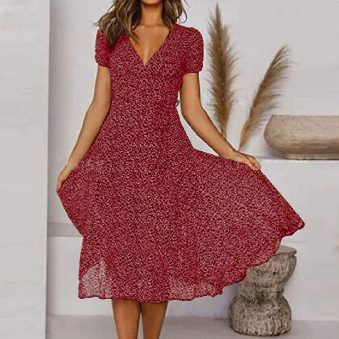 Sommerkleid mit Blumendruck, A-Linie, V-Ausschnitt, elegant, leicht und atmungsaktiv für sonnige Tage.