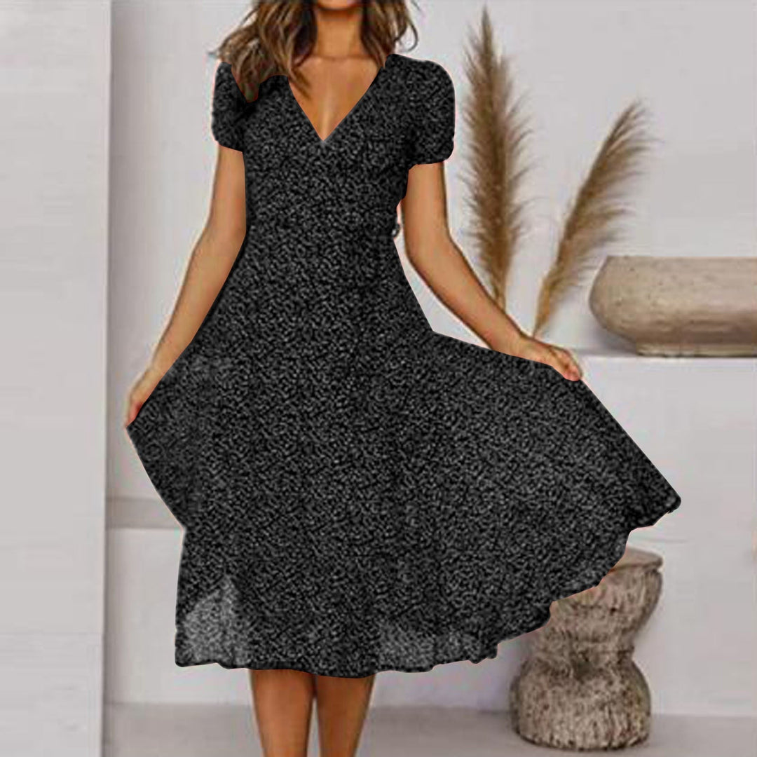 Sommerkleid mit Blumendruck, A-Linie, V-Ausschnitt, elegant, leicht und atmungsaktiv für sonnige Tage.