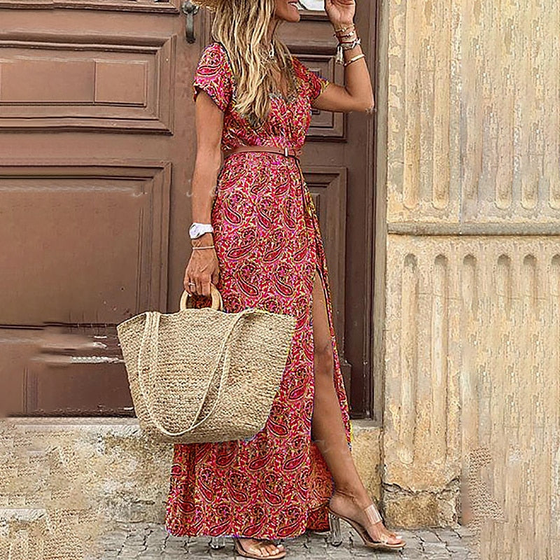 "Sommerliches Boho Maxikleid für Damen mit fließender Silhouette und Paisley Muster, ideal für warme Tage."
