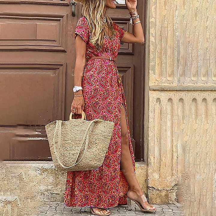"Sommerliches Boho Maxikleid für Damen mit fließender Silhouette und Paisley Muster, ideal für warme Tage."