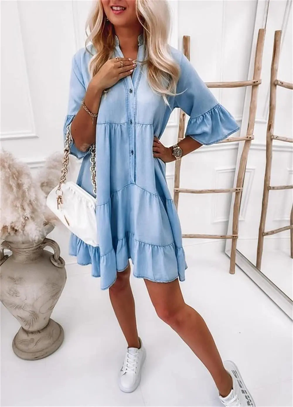 Sommerliches Damen-Jeanskleid aus weichem Baumwoll-Denim, A-Linie, Knielänge, mit mittellangen Ärmeln, figurbetont.