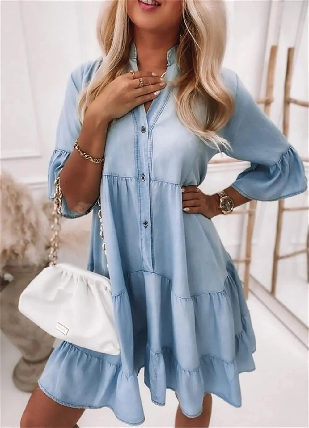 Sommerliches Damen-Jeanskleid aus weichem Baumwoll-Denim, A-Linie, Knielänge, mit mittellangen Ärmeln, figurbetont.
