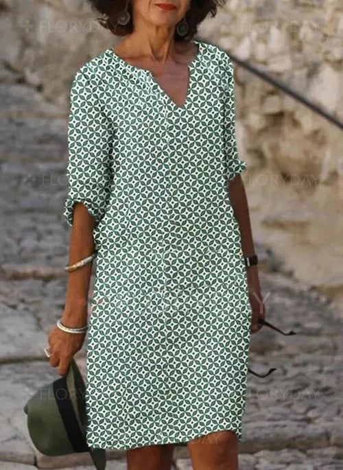 "Sommerliches Damenkleid in lockerem Schnitt, leichter Stoff, luftig und stilvoll in neutralem Farbton für warme Tage."