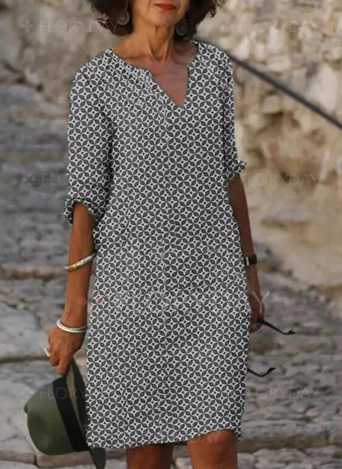 "Sommerliches Damenkleid in lockerem Schnitt, leichter Stoff, luftig und stilvoll in neutralem Farbton für warme Tage."