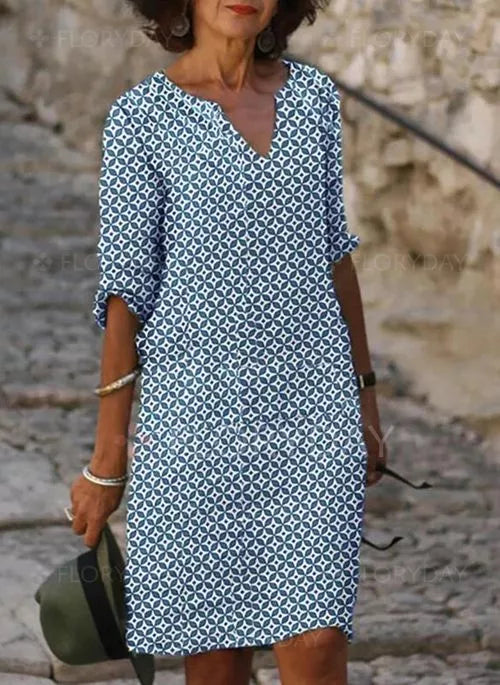 "Sommerliches Damenkleid in lockerem Schnitt, leichter Stoff, luftig und stilvoll in neutralem Farbton für warme Tage."