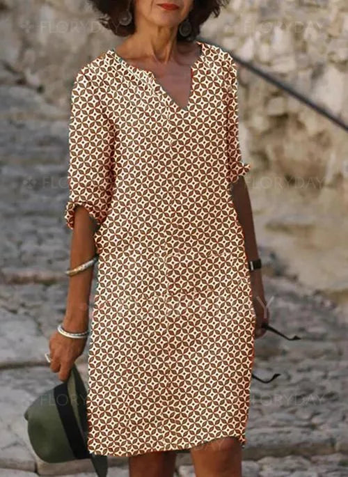 "Sommerliches Damenkleid in lockerem Schnitt, leichter Stoff, luftig und stilvoll in neutralem Farbton für warme Tage."
