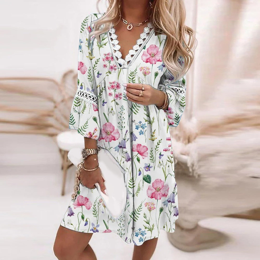 "Sommerliches Damenkleid mit floralen Mustern, leichte Stoffqualität, ideal für warme Tage und elegante Anlässe."