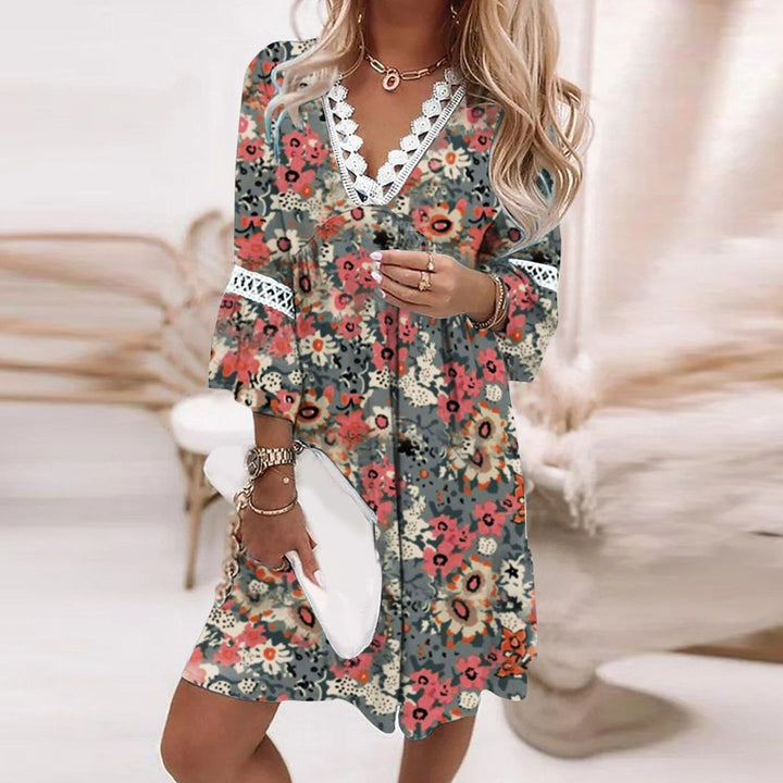 "Sommerliches Damenkleid mit floralen Mustern, leichte Stoffqualität, ideal für warme Tage und elegante Anlässe."