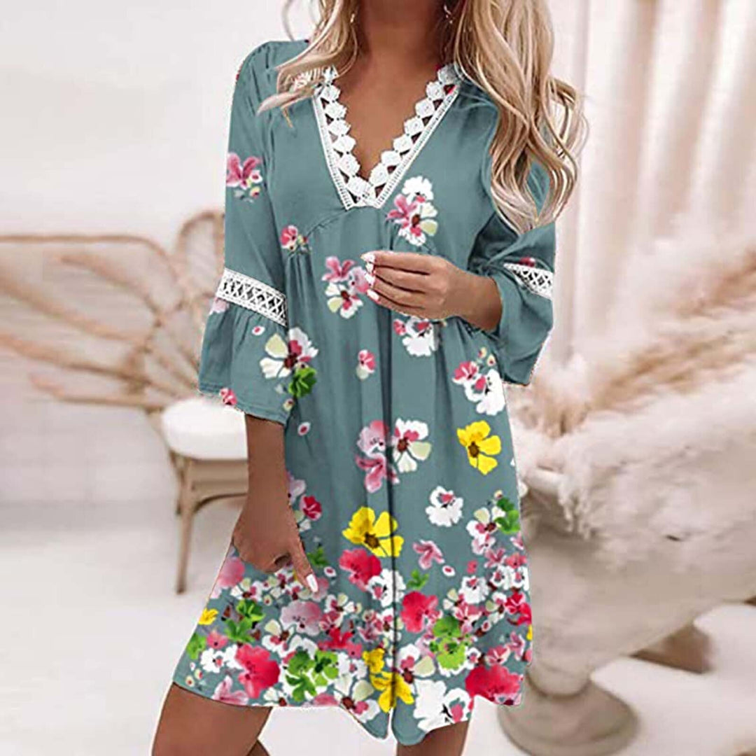"Sommerliches Damenkleid mit floralen Mustern, leichte Stoffqualität, ideal für warme Tage und elegante Anlässe."