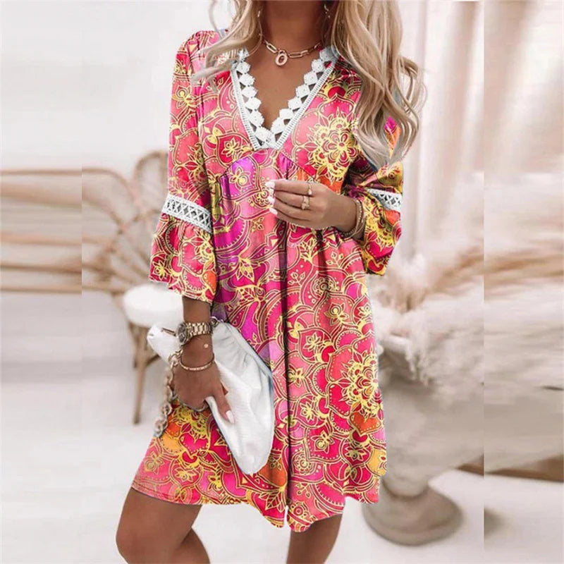 "Sommerliches Damenkleid mit floralen Mustern, leichte Stoffqualität, ideal für warme Tage und elegante Anlässe."