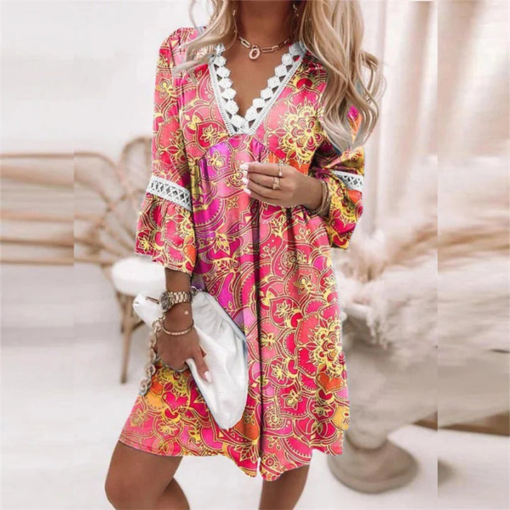 "Sommerliches Damenkleid mit floralen Mustern, leichte Stoffqualität, ideal für warme Tage und elegante Anlässe."
