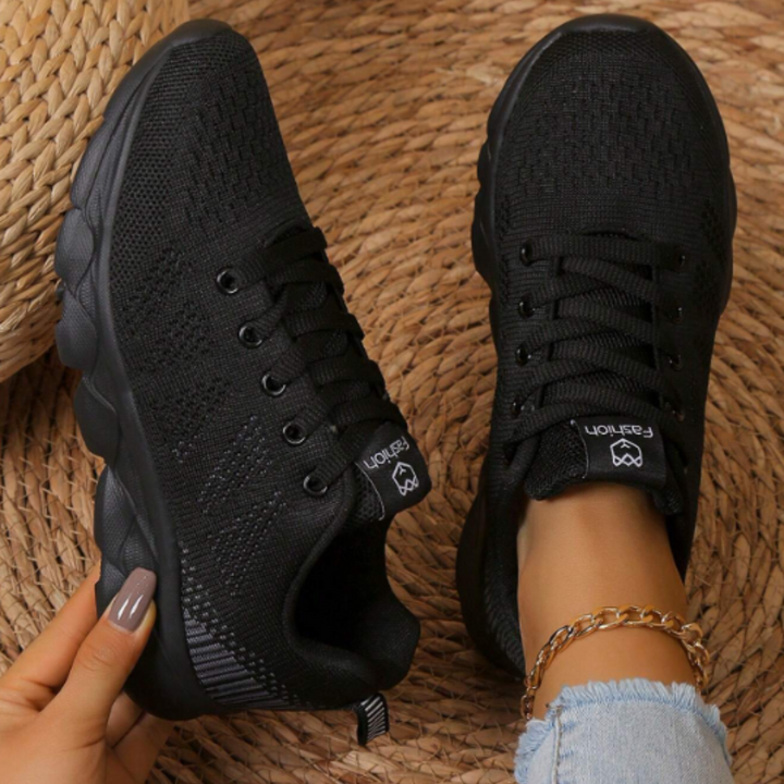 "Sportliche Damen-Sneaker mit Schnürsenkeln, rutschfeste Sohle, weiß, Seitenansicht, atmungsaktiv, modern, komfortabel"