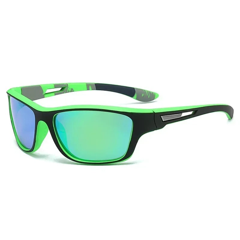 Sportliche schwarze Sonnenbrille mit polarisierenden UV400 Linsen, leichtem Kunststoffrahmen, ideal für Outdoor und Sport.