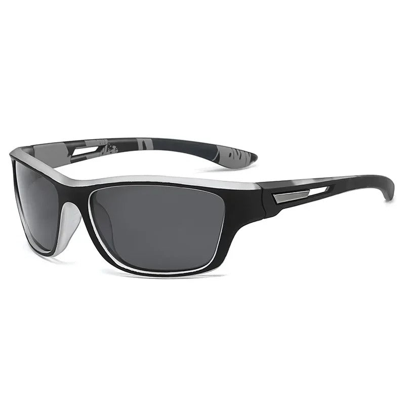 Sportliche schwarze Sonnenbrille mit polarisierenden UV400 Linsen, leichtem Kunststoffrahmen, ideal für Outdoor und Sport.