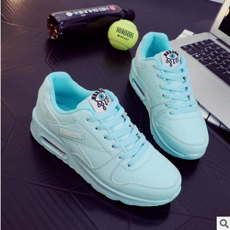 "Stilvolle Damen Sneaker aus veganem Leder mit dicker Luftsohle und Kunstleder-Details, modern und bequem."